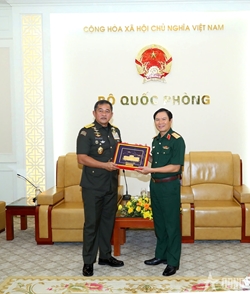 General Nguyen Tan Cuong Receives Indonesian Chief of Army